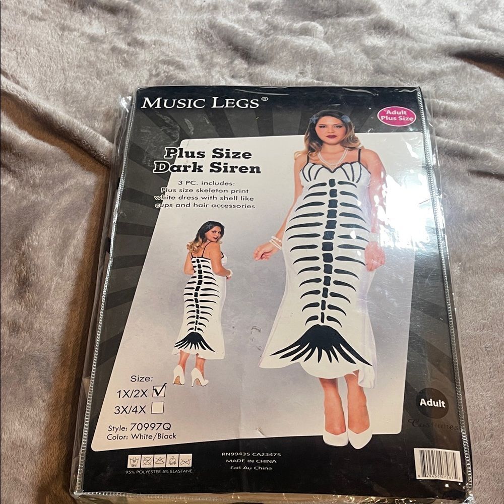 Music Legs
Plus size dark siren dress